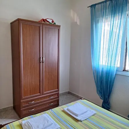 Xristos Vilă Vrasná